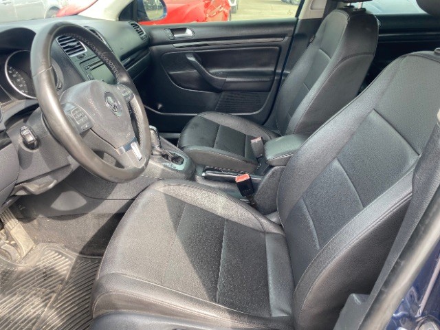 Volkswagen Jetta SportWagen Vehicle Full-screen Gallery Image 08