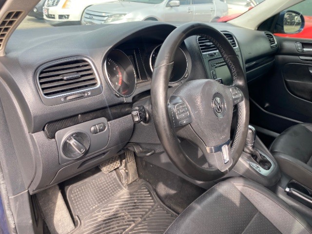 Volkswagen Jetta SportWagen Vehicle Full-screen Gallery Image 09