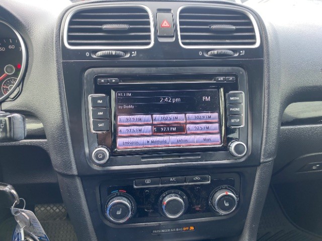 Volkswagen Jetta SportWagen Vehicle Full-screen Gallery Image 12