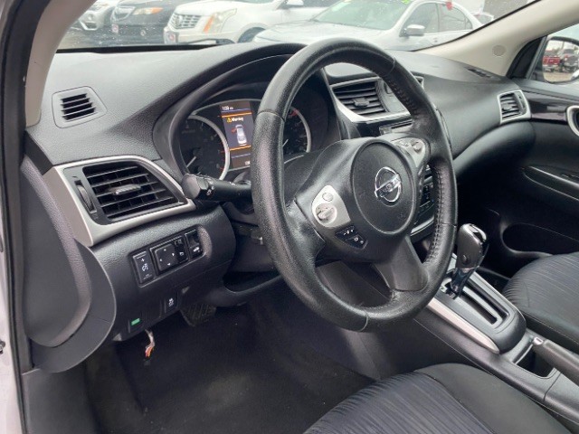 Nissan Sentra Vehicle Full-screen Gallery Image 09