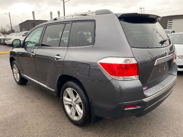 Toyota Highlander Vehicle Full-screen Gallery Image 04