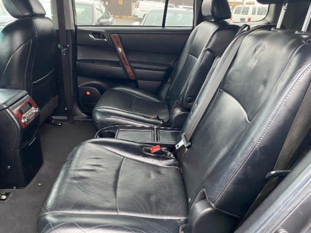 Toyota Highlander Vehicle Full-screen Gallery Image 08