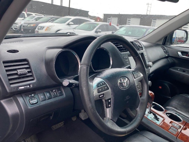 Toyota Highlander Vehicle Full-screen Gallery Image 10