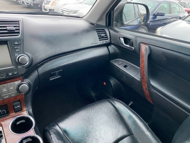 Toyota Highlander Vehicle Full-screen Gallery Image 11