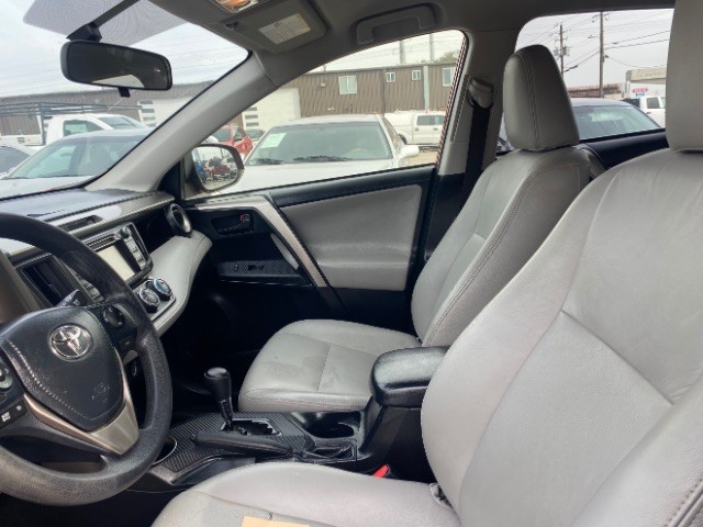 Toyota RAV4 Vehicle Full-screen Gallery Image 08