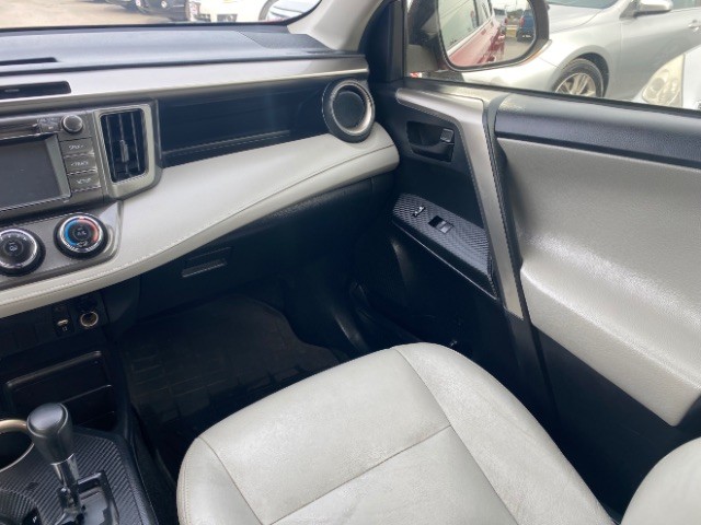 Toyota RAV4 Vehicle Full-screen Gallery Image 10