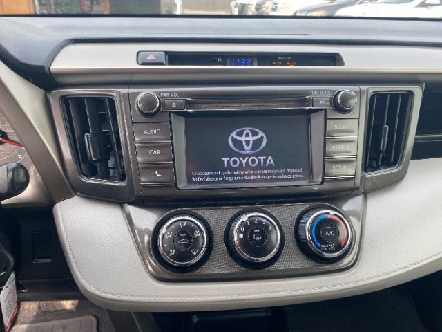 Toyota RAV4 Vehicle Full-screen Gallery Image 12