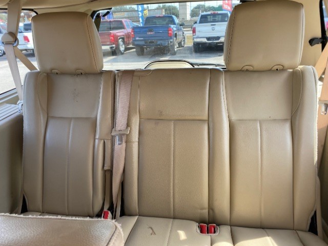 Ford Expedition EL Vehicle Full-screen Gallery Image 07