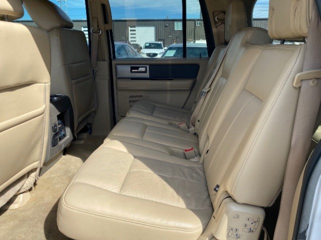 Ford Expedition EL Vehicle Full-screen Gallery Image 08