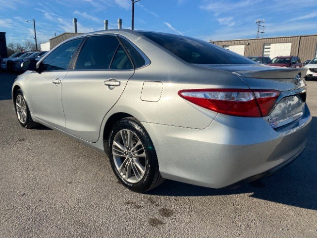 Toyota Camry Vehicle Full-screen Gallery Image 04