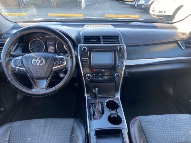 Toyota Camry Vehicle Full-screen Gallery Image 06