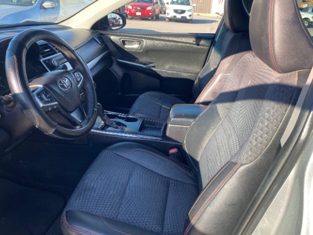 Toyota Camry Vehicle Full-screen Gallery Image 08