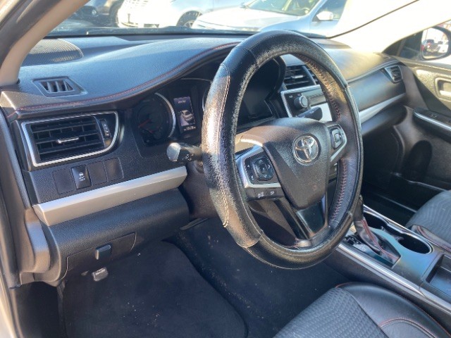 Toyota Camry Vehicle Full-screen Gallery Image 09