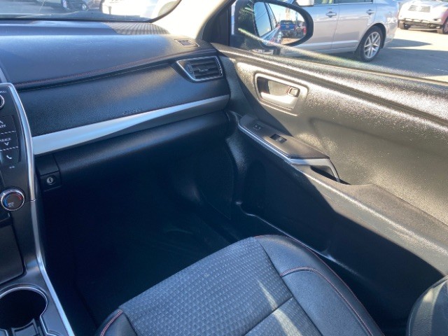 Toyota Camry Vehicle Full-screen Gallery Image 10