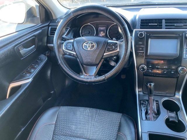 Toyota Camry Vehicle Full-screen Gallery Image 11