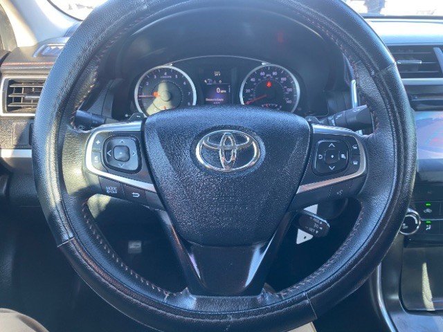 Toyota Camry Vehicle Full-screen Gallery Image 14