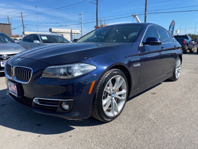 BMW 5 Series Vehicle Full-screen Gallery Image 03