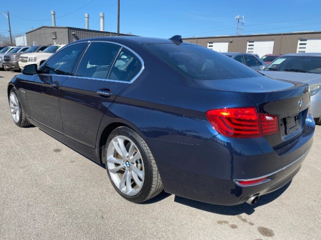 BMW 5 Series Vehicle Full-screen Gallery Image 04