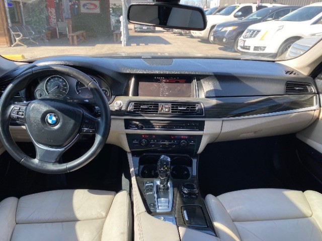 BMW 5 Series Vehicle Full-screen Gallery Image 06