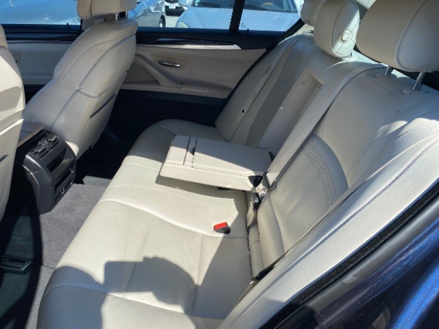 BMW 5 Series Vehicle Full-screen Gallery Image 07