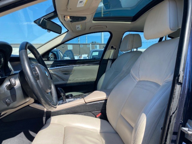 BMW 5 Series Vehicle Full-screen Gallery Image 08