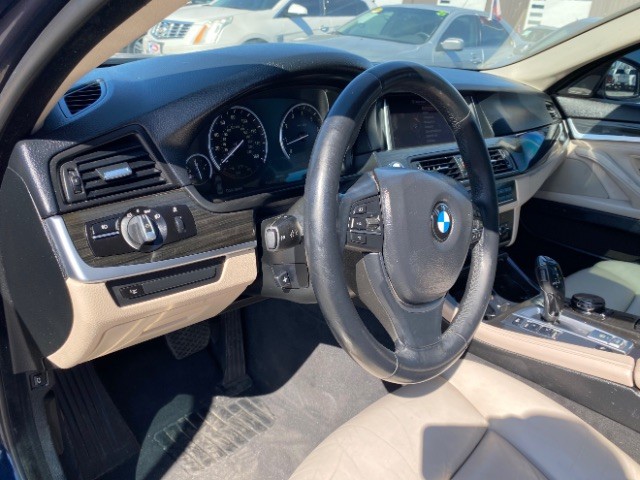 BMW 5 Series Vehicle Full-screen Gallery Image 09