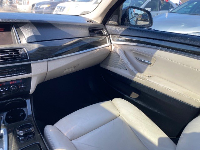 BMW 5 Series Vehicle Full-screen Gallery Image 10