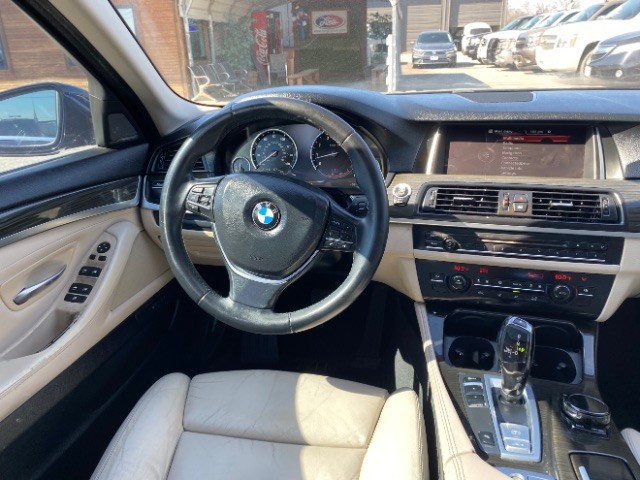 BMW 5 Series Vehicle Full-screen Gallery Image 11