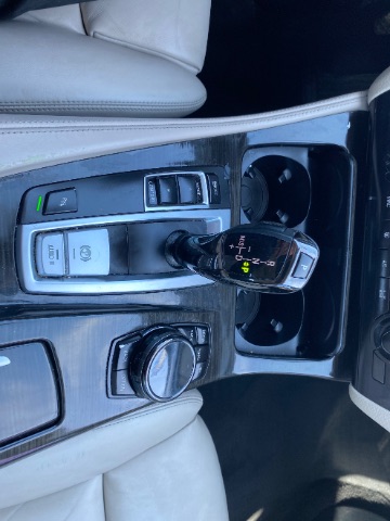 BMW 5 Series Vehicle Full-screen Gallery Image 12