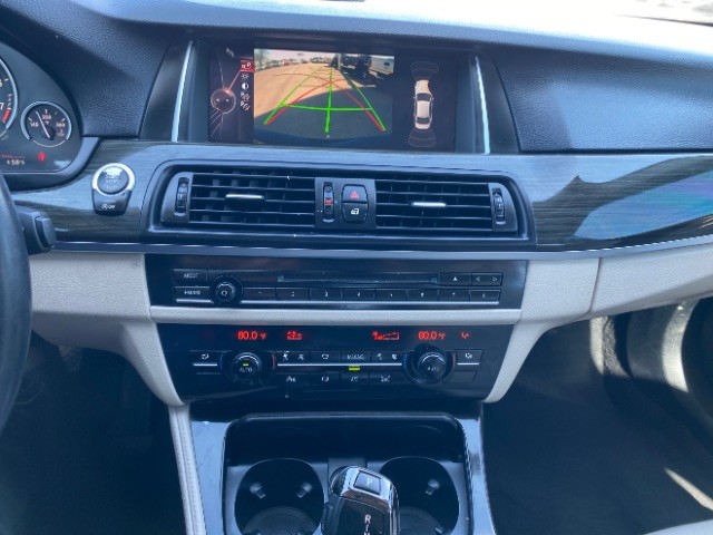 BMW 5 Series Vehicle Full-screen Gallery Image 13