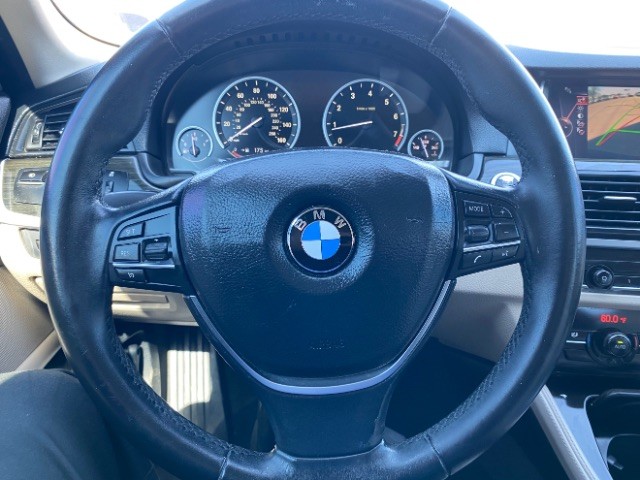 BMW 5 Series Vehicle Full-screen Gallery Image 15