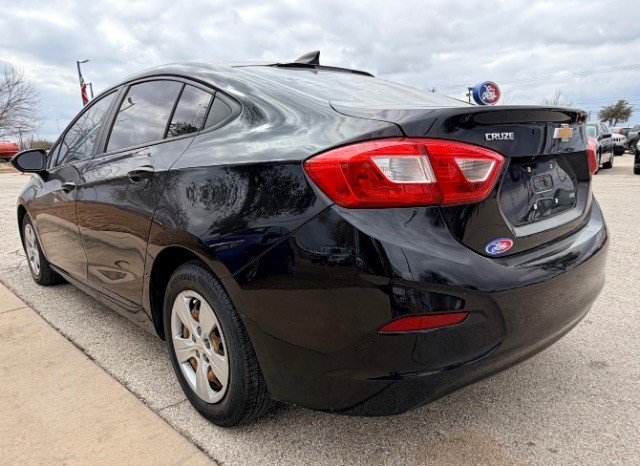 Chevrolet Cruze Vehicle Full-screen Gallery Image 05