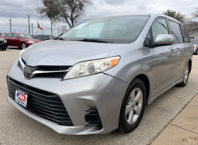 Toyota Sienna Vehicle Full-screen Gallery Image 02