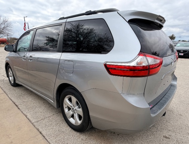 Toyota Sienna Vehicle Full-screen Gallery Image 05