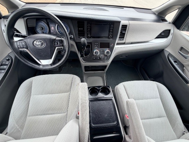 Toyota Sienna Vehicle Full-screen Gallery Image 06
