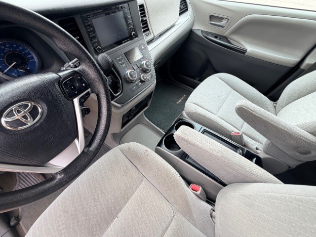 Toyota Sienna Vehicle Full-screen Gallery Image 07