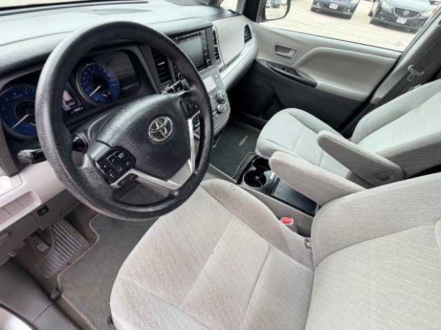 Toyota Sienna Vehicle Full-screen Gallery Image 08