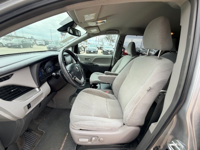 Toyota Sienna Vehicle Full-screen Gallery Image 09