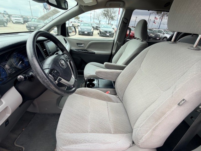 Toyota Sienna Vehicle Full-screen Gallery Image 10