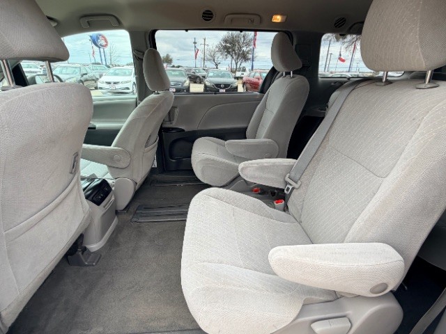 Toyota Sienna Vehicle Full-screen Gallery Image 11