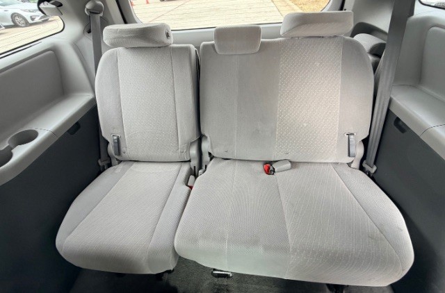 Toyota Sienna Vehicle Full-screen Gallery Image 12