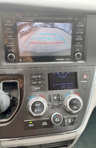 Toyota Sienna Vehicle Full-screen Gallery Image 13