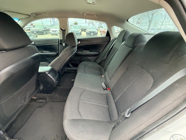 Kia Optima Vehicle Full-screen Gallery Image 11