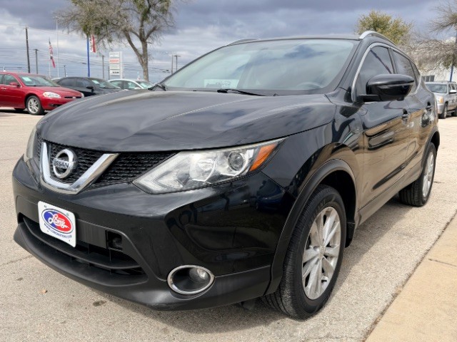 Nissan Rogue Sport Vehicle Full-screen Gallery Image 02