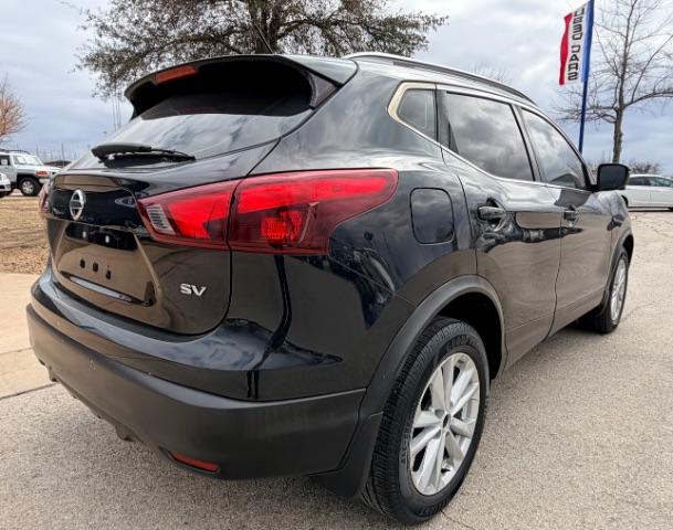 Nissan Rogue Sport Vehicle Full-screen Gallery Image 04