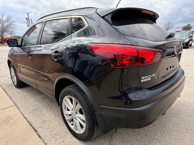 Nissan Rogue Sport Vehicle Full-screen Gallery Image 05