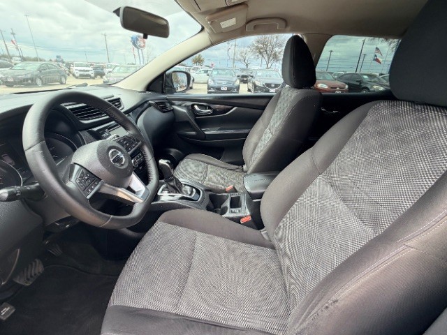 Nissan Rogue Sport Vehicle Full-screen Gallery Image 08