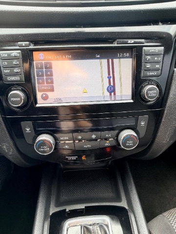 Nissan Rogue Sport Vehicle Full-screen Gallery Image 13