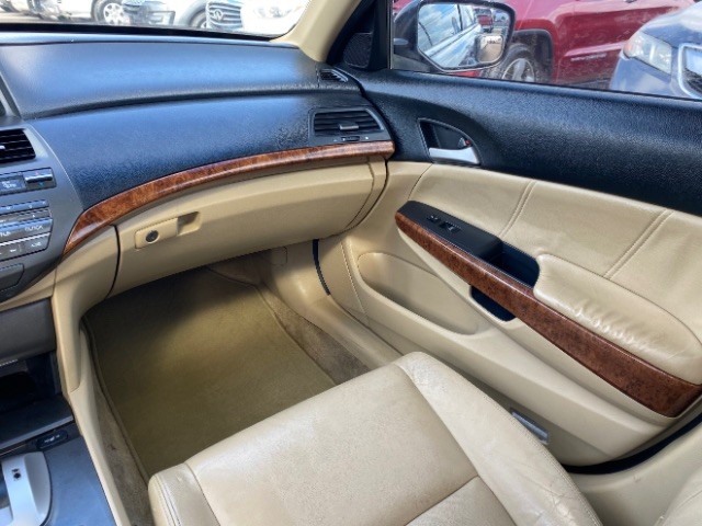 Honda Accord Sedan Vehicle Full-screen Gallery Image 10