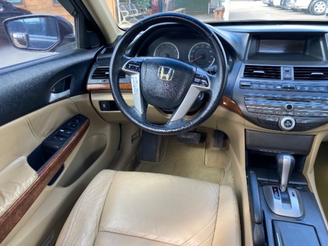 Honda Accord Sedan Vehicle Full-screen Gallery Image 11